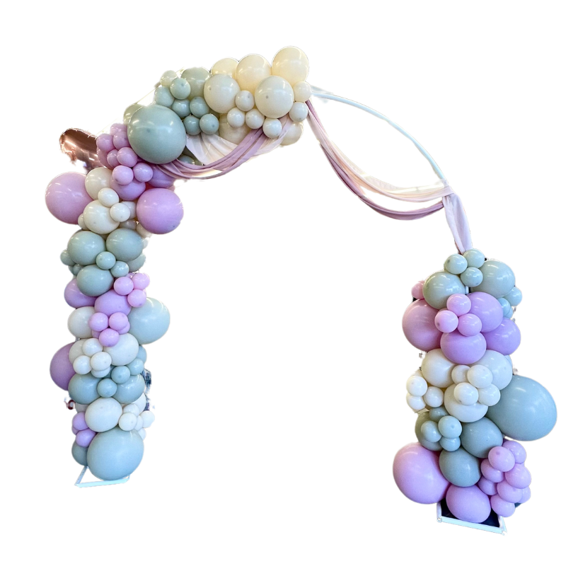 Une arche élégante ornée de mauve, blanc et bleu et d'un voile pour un mariage classe