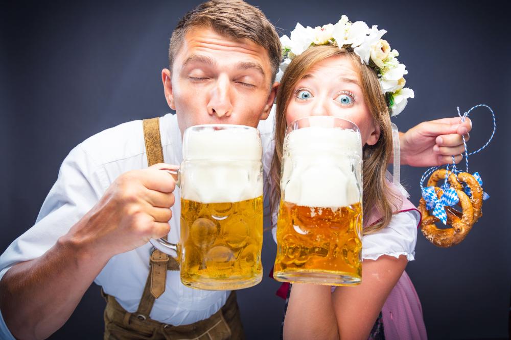 deguisement oktoberfest couple costume bavarois biere chope fete allemande pretzel tenue traditionnelle adulte fete