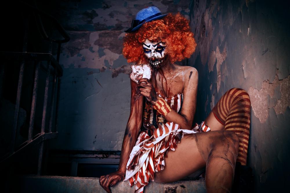 déguisement clown halloween effrayant maquillage gore femme costume horreur perruque orange ambiance sombre fete halloween adulte