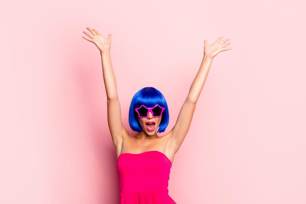 déguisement femme originale avec perruque bleue, lunettes étoile rose, robe rose, look fun, costume soirée, thème adulte