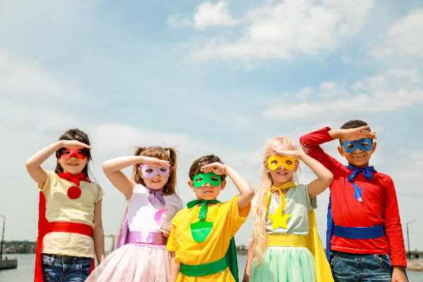 deguisement enfant super heros costumes colores masques enfants fete carnaval exterieur groupe enfants cape