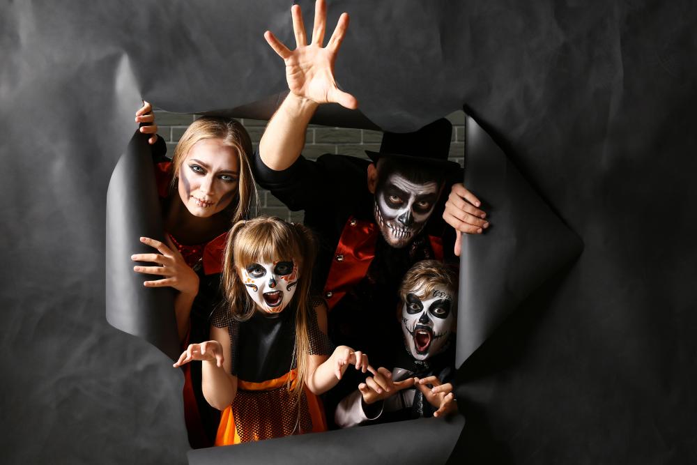 famille déguisée halloween maquillage squelette enfants adultes costumes effrayants