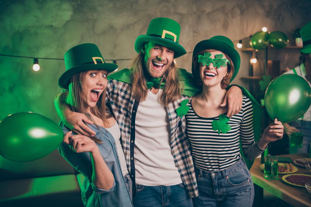 soirée saint patrick déguisement adulte accessoires verts chapeau irlandais fête amis ambiance festive bière décoration verte
