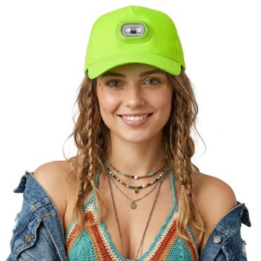 Femme portant une casquette fluorescente avec une lampe LED frontale allumée pour festival | jourdefete.com