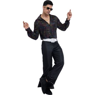 Homme portant une chemise disco noire à paillettes multicolores, style années 70 | jourdefete.com