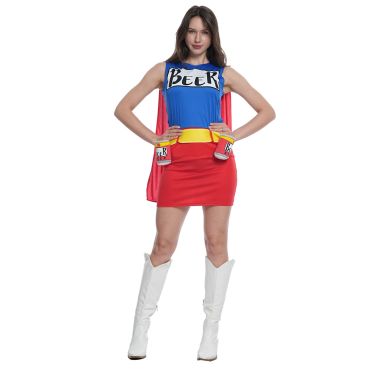 Femme déguisée en super-héroïne de la bière avec cape rouge et ceinture à canettes | jourdefete.com