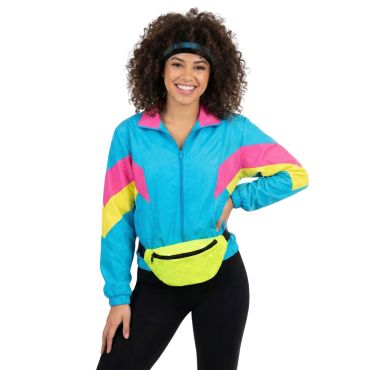 Mannequin souriant portant un survêtement rétro bleu et rose avec un sac banane fluo | jourdefete.com Mannequin souriant portant un survêtement rétro bleu et rose avec un sac banane fluo | jourdefete.com