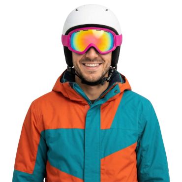 Homme souriant portant des lunettes de ski festives avec une monture rose fluo et une tenue de sports d'hiver | jourdefete.com Homme souriant portant des lunettes de ski festives avec une monture rose fluo et une tenue de sports d'hiver | jourdefete.com