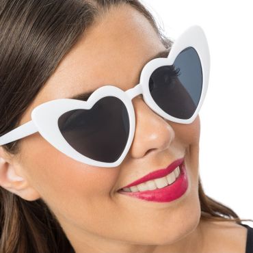 Jeune femme souriante portant des lunettes fantaisie avec une monture épaisse en forme de cœur | jourdefete.com