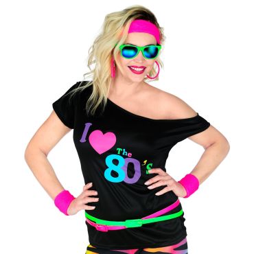 Femme blonde souriante portant un déguisement années 80 avec t-shirt noir I love the 80s | jourdefete.com
