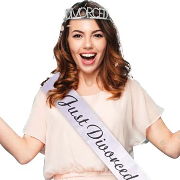 Une écharpe et une couronne pour célébrer un divorce | jourdefete.com Une écharpe et une couronne pour célébrer un divorce | jourdefete.com