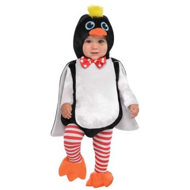 Bébé portant un déguisement de pingouin avec capuche noire et blanche, nœud papillon rouge, collants rayés et chaussons en forme de pattes orange.