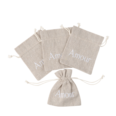 Pochons effet lin brodés "Amour", parfaits pour une décoration romantique | jourdefete.com