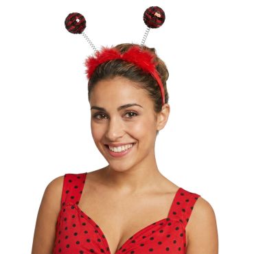 Femme souriante portant un serre-tête de déguisement coccinelle avec des antennes à ressorts et des boules à sequins rouges et noires | jourdefete.com
