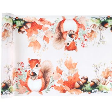 Chemin de table blanc avec motifs d'écureuils rutilants et feuilles d'automne rousses | jourdefete.com