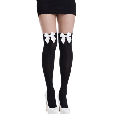 Jambes de femme portant des bas hauts opaques noirs avec un nœud blanc en satin et des escarpins | jourdefete.com