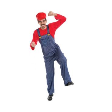 Homme déguisé en plombier avec salopette bleue, t-shirt rouge et casquette assortie, en pleine pose dynamique.