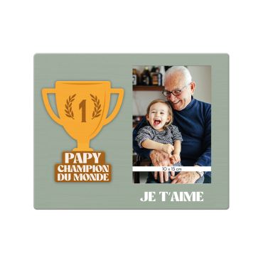 Cadre photo vert avec trophée et message "Papy Champion du Monde" | jourdefete.com Cadre photo vert avec trophée et message "Papy Champion du Monde" | jourdefete.com