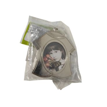 Lot de 2 cadres photo dans vêtement en argent pour porte-clés | jourdefete.com