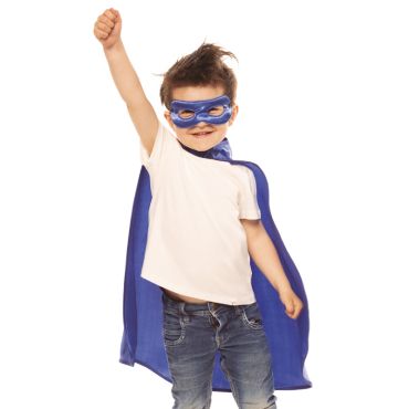 Enfant portant une cape et un masque de super-héros bleu, levant le poing avec enthousiasme | jourdefete.com
