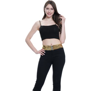 Jeune femme portant une ceinture élastique à sequins dorés rétro pour déguisement disco avec un haut noir | jourdefete.com
