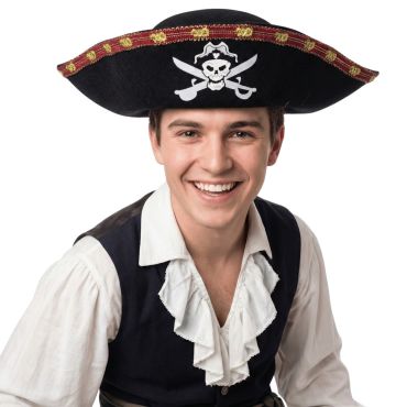 Chapeau de pirate noir avec broderie tête de mort pour un look de flibustier | jourdefete.com
