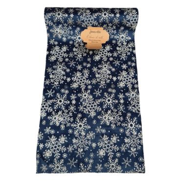 Déroulez ce splendide chemin de table en velours bleu avec des flocons sur votre table de Noël polaire | jourdefete.com