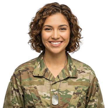 Femme souriante déguisée en soldat portant un collier avec une plaque militaire argentée | jourdefete.com