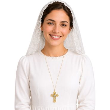 Jeune femme souriante portant un collier religieux doté d'une grande croix dorée | jourdefete.com