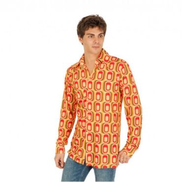 Homme portant une chemise disco à manches longues orange et rouge avec motif rétro géométrique, style années 70.