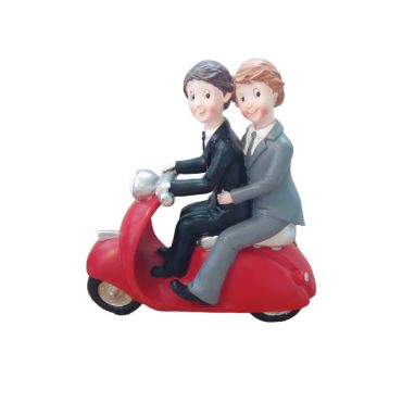 Figurine pour gâteau de mariage - Couple d'hommes sur vespa rouge | jourdefete.com