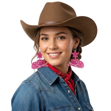 Femme portant un chapeau de cow-boy marron et de grandes boucles d'oreilles roses à paillettes en forme d'étoile et de chapeau de cow-girl | jourdefete.com