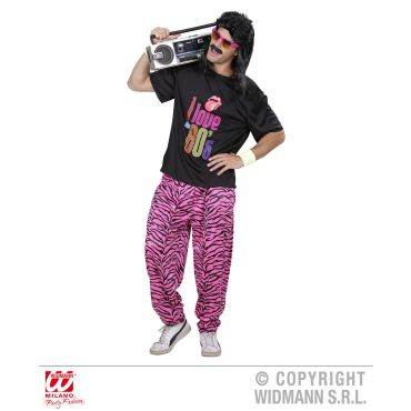 Homme déguisé façon années 80 avec perruque noire, lunettes roses, t-shirt 'I love the 80’s' et pantalon rose zébré, portant une radio sur l'épaule.