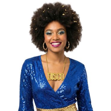 Femme souriante portant un grand collier doré avec le mot DISCO pour une soirée à thème années 70 | jourdefete.com