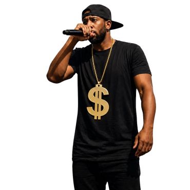 Rappeur avec casquette noire et gros collier pendentif dollar XXL doré | jourdefete.com Rappeur avec casquette noire et gros collier pendentif dollar XXL doré | jourdefete.com
