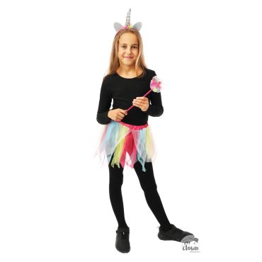 Fille déguisée en licorne arc-en-ciel avec tutu coloré et baguette magique | jourdefete.com Fille déguisée en licorne arc-en-ciel avec tutu coloré et baguette magique | jourdefete.com