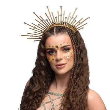 Femme portant un serre-tête couronne doré avec des lunes et des étoiles argentées pour un costume de festival | jourdefete.com Femme portant un serre-tête couronne doré avec des lunes et des étoiles argentées pour un costume de festival | jourdefete.com
