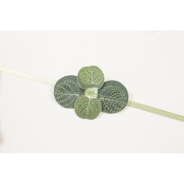 Feuilles d’eucalyptus décoratives avec ruban, accessoire parfait pour un mariage champêtre | jourdefete.com