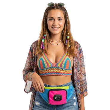 Jeune femme en tenue de festival portant une banane fluo multicolore avec lumière LED sur la poche avant | jourdefete.com