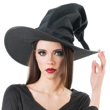 Femme avec chapeau de sorcière en velours noir au regard intense | jourdefete.com