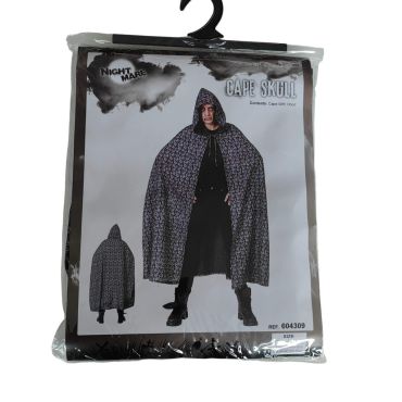Avec cette cape ornée de têtes de mort, vous allez pouvoir vous balader tel un fantôme lors de la soirée d'Halloween | jourdefete.com