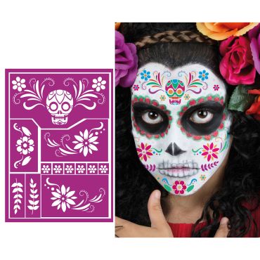 Femme maquillée façon Catrina pour Halloween avec un pochoir violet motifs floraux et crâne mexicain | jourdefete.com