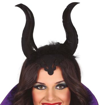 Serre-tête d'Halloween noir avec grandes cornes maléfiques et plumes porté par une femme | jourdefete.com