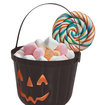 Seau citrouille noir rempli de bonbons pour Halloween | jourdefete.com