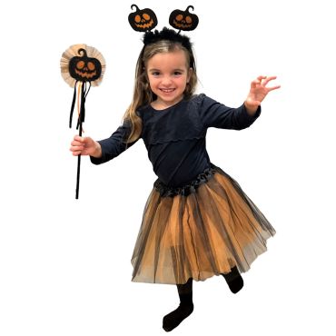Jeune fille joyeuse prenant la pose avec le kit d'accessoires de déguisement de citrouille composé d'un tutu orange et noir, d'un serre-tête et d'une baguette magique | jourdefete.com Jeune fille joyeuse prenant la pose avec le kit d'accessoires de déguisement de citrouille composé d'un tutu orange et noir, d'un serre-tête et d'une baguette magique | jourdefete.com