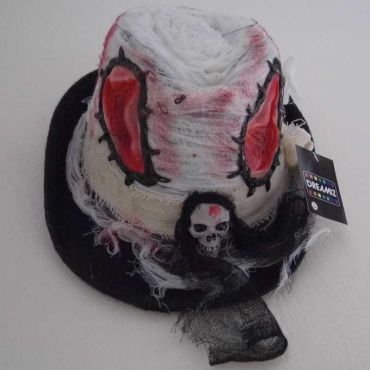 Borsalino avec blessures ouvertes et pansement sanglant