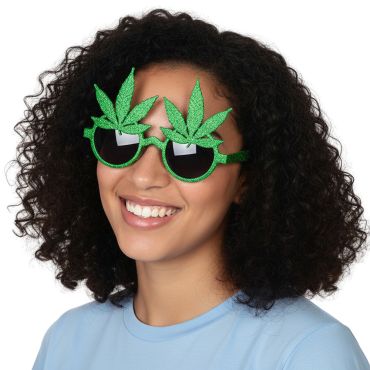 Lunettes vertes pailletées en forme de feuilles de cannabis | jourdefete.com