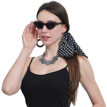 Set accessoires années 50 à pois porté par une femme | jourdefete.com