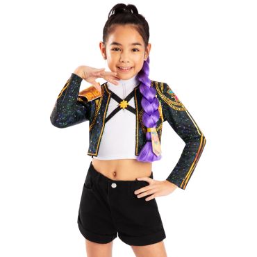 Fille portant le déguisement et la fausse tresse violette de Rumi K-Pop Demon Hunters | jourdefete.com Fille portant le déguisement et la fausse tresse violette de Rumi K-Pop Demon Hunters | jourdefete.com