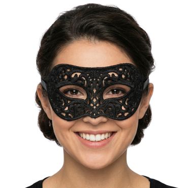 Femme souriante portant un masque loup noir ajouré en dentelle pour soirée costumée | jourdefete.com